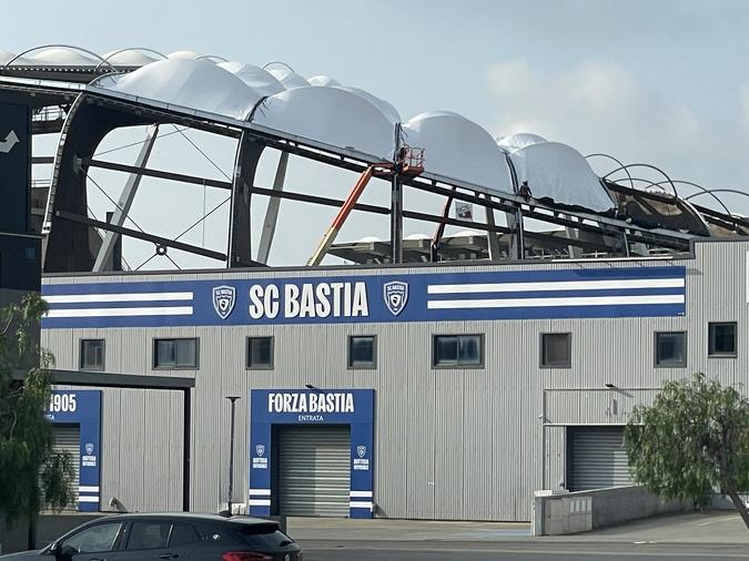 Furiani : La tribune ouest se bâche Furiani : La tribune ouest se bâche