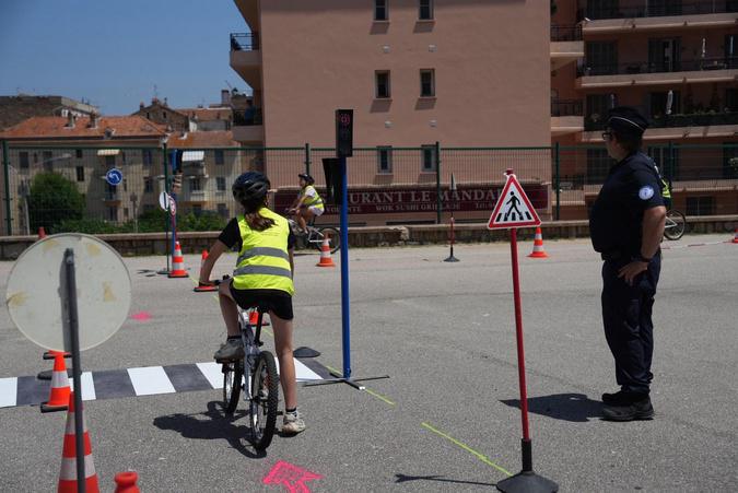 À Ajaccio, les élèves de CM2 passent leur « permis vélo »