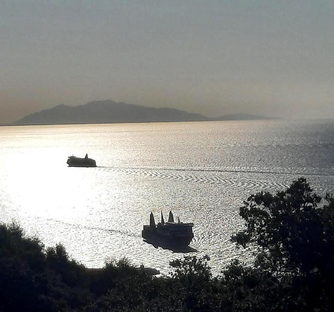 A màghjina : À mezu u mare d'argentu, scorre a vita