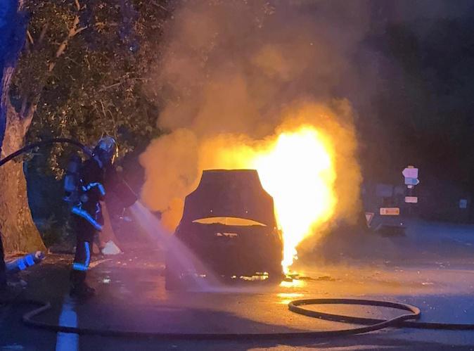 Voiture en feu à Venaco