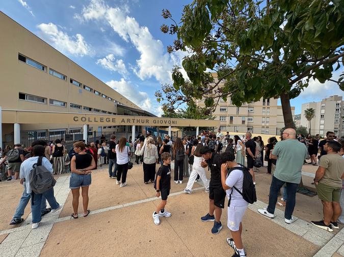 ​À Ajaccio, les élèves sont rentrés dans les classes, le téléphone portable restera lui sur pause