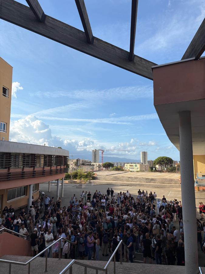 ​À Ajaccio, les élèves sont rentrés dans les classes, le téléphone portable restera lui sur pause