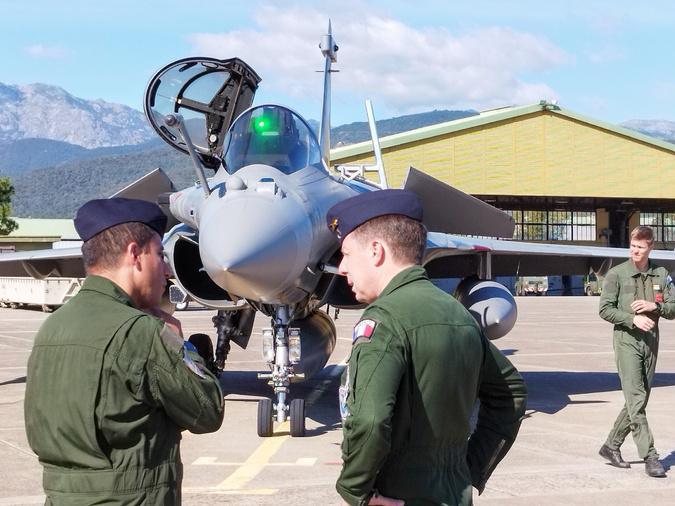 Avions Rafale et renard sur la piste : au plus près de l'exercice "Volfa", sur la base aérienne de Solenzara Avions Rafale et renard sur la piste : au plus près de l'exercice "Volfa", sur la base aérienne de Solenzara