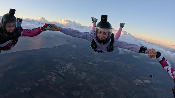À Ghisonaccia, les parachutistes se mobilisent pour Octobre Rose À Ghisonaccia, les parachutistes se mobilisent pour Octobre Rose