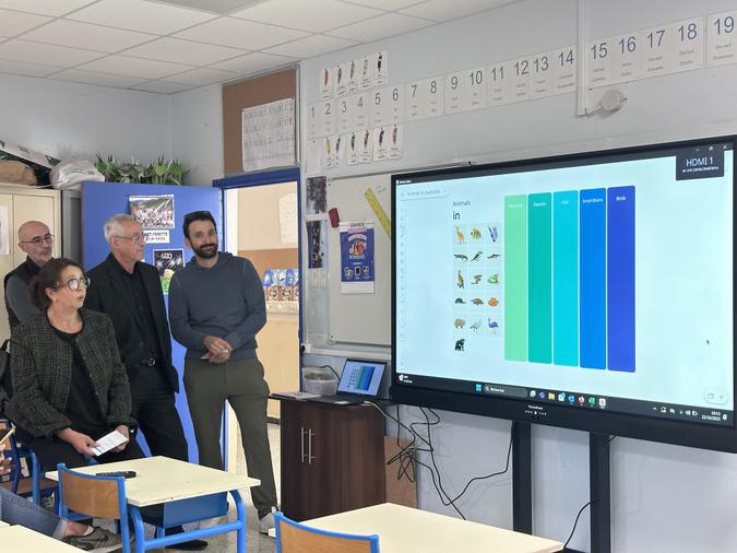 Corte : Remplacement des écrans numériques dans les écoles