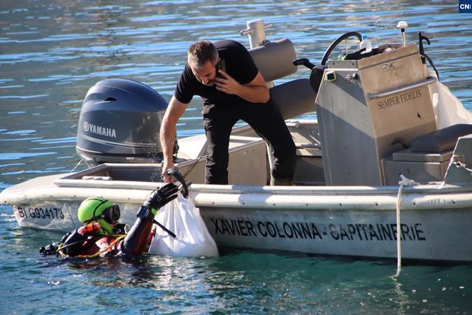 Opération de dépollution : les plongeurs des SIS 2A et 2B nettoient le port de Calvi Opération de dépollution : les plongeurs des SIS 2A et 2B nettoient le port de Calvi