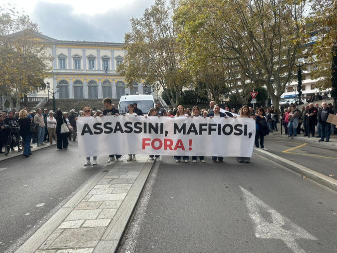 "Assassini, Maffiosi, Fora" : à Ajaccio et Bastia, plusieurs centaines de personnes disent non à la mafia