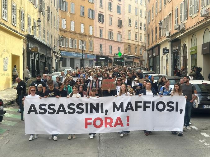  "Assassini, Maffiosi, Fora" : à Ajaccio et Bastia, plusieurs centaines de personnes disent non à la mafia