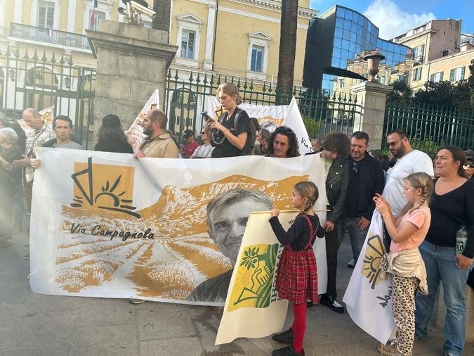  "Assassini, Maffiosi, Fora" : à Ajaccio et Bastia, plusieurs centaines de personnes disent non à la mafia