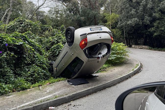 Bastia - Une voiture dans le fossé