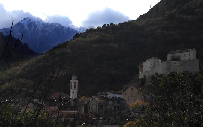 Corte - L’hiver s’installe avec la première neige sur le Monte Ritondu Corte - L’hiver s’installe avec la première neige sur le Monte Ritondu