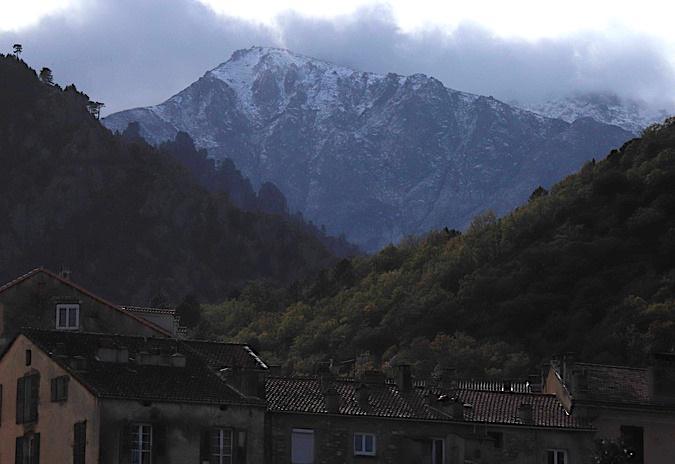 Corte - L’hiver s’installe avec la première neige sur le Monte Ritondu Corte - L’hiver s’installe avec la première neige sur le Monte Ritondu