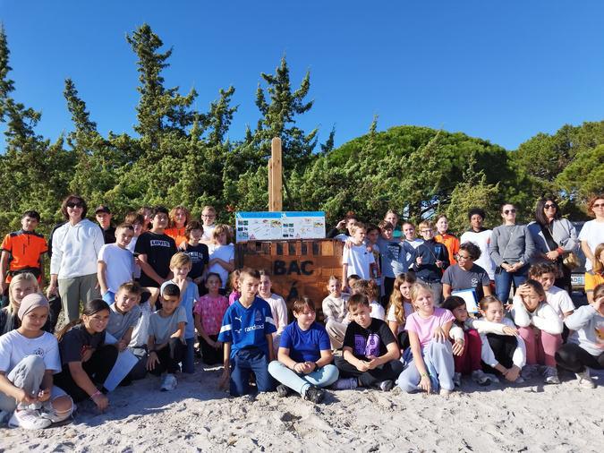 Des lycéens sartenais construisent un bac à marée et l’installent sur la plage de Pinareddu
