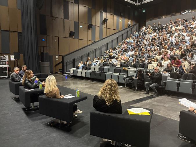 Violences faites aux femmes : Mélissa Theuriau à Bastia pour "Combattre leur violence" Violences faites aux femmes : Mélissa Theuriau à Bastia pour "Combattre leur violence"