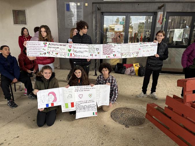 Biguglia - Un banc rouge contre toutes les formes de violences installé par les collégiens