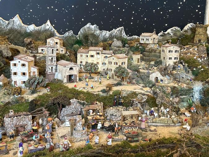 Ajaccio : La crèche a fait son retour dans le hall de l'hôtel de Ville Ajaccio : La crèche a fait son retour dans le hall de l'hôtel de Ville