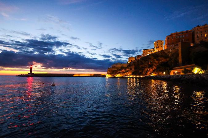 A màghjina - L’alba turchina nant’à u Vechju Portu di Bastia