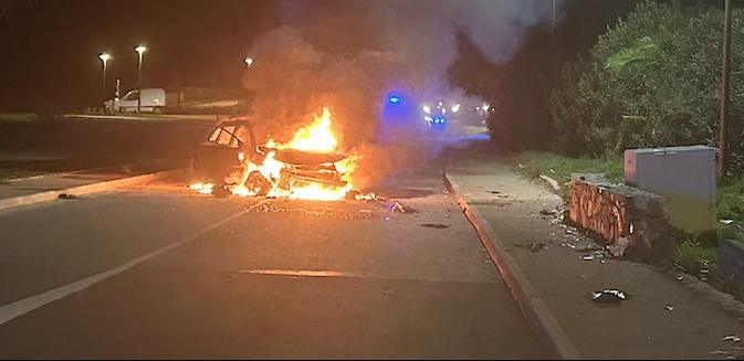 Accident nocturne sur la route des Sanguinaires à Ajaccio : un véhicule en feu, un blessé léger