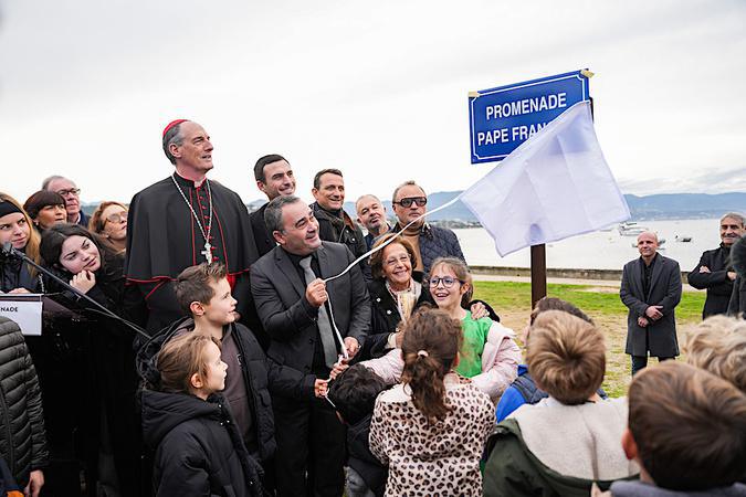 Un annu dopu : L'entrée de ville d'Ajaccio porte désormais le nom de "promenade Pape François" Un annu dopu : L'entrée de ville d'Ajaccio porte désormais le nom de "promenade Pape François"