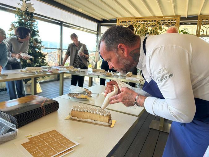 Réalisons une bûche de Noël clémentine-châtaigne avec les conseils du chef de la Terrasse du Fesch, Franck Radiu Réalisons une bûche de Noël clémentine-châtaigne avec les conseils du chef de la Terrasse du Fesch, Franck Radiu