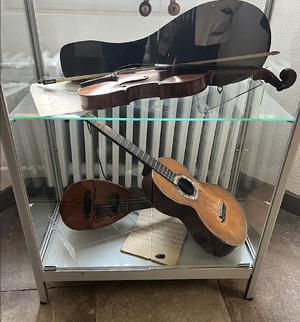 Bastia - Les instruments de musique personnels de Simon Vinciguerra exposés à U Vechju Liceu Bastia - Les instruments de musique personnels de Simon Vinciguerra exposés à U Vechju Liceu