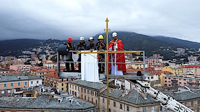 Une nouvelle croix trône au clocher de Notre-Dame-de-Lourdes à Bastia Une nouvelle croix trône au clocher de Notre-Dame-de-Lourdes à Bastia