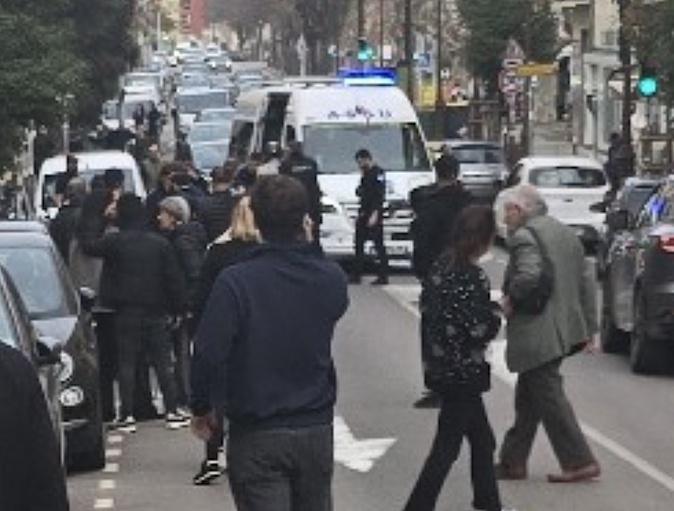 Ajaccio - Un homme armé d'un couteau neutralisé par la police sur le cours Napoléon Ajaccio - Un homme armé d'un couteau neutralisé par la police sur le cours Napoléon