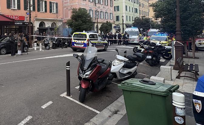 Ajaccio - Un homme armé d'un couteau neutralisé par la police sur le cours Napoléon Ajaccio - Un homme armé d'un couteau neutralisé par la police sur le cours Napoléon