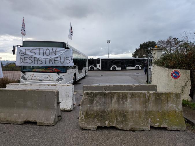 ​Grève des bus ajacciens : la CAPA fait poser des blocs de béton devant le dépôt du Vazzio