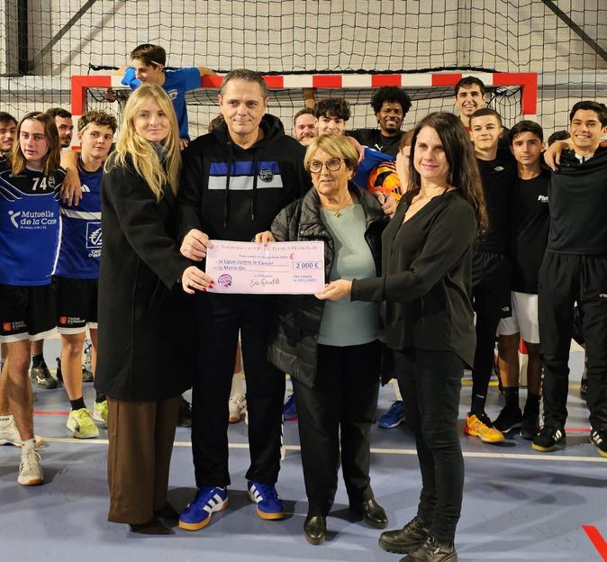 Quand le Bastia Handball joue les Père Noël Quand le Bastia Handball joue les Père Noël