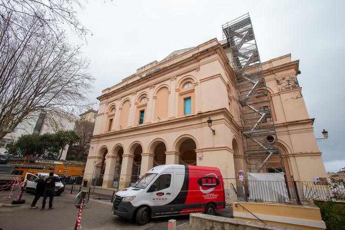 Théâtre de Bastia : les travaux se poursuivent avec le désamiantage de la toiture