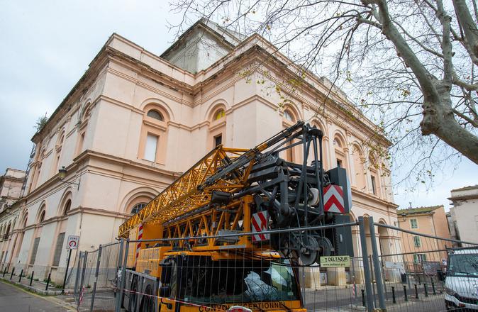 Théâtre de Bastia : les travaux se poursuivent avec le désamiantage de la toiture