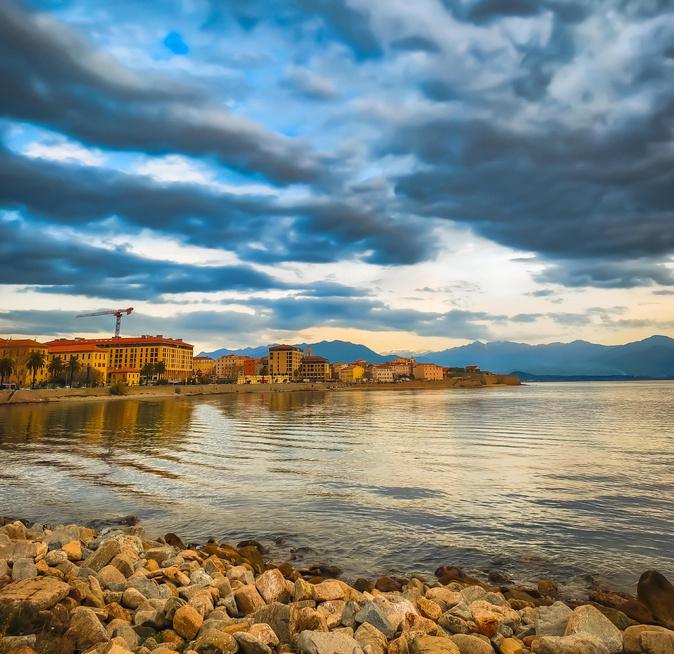 A màghjina - Aiacciu, trà mare è celu carcu di nuvuli