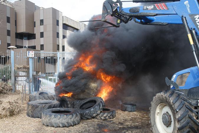 EN IMAGES - Une mobilisation agricole sous tension devant la préfecture à Bastia EN IMAGES - Une mobilisation agricole sous tension devant la préfecture à Bastia