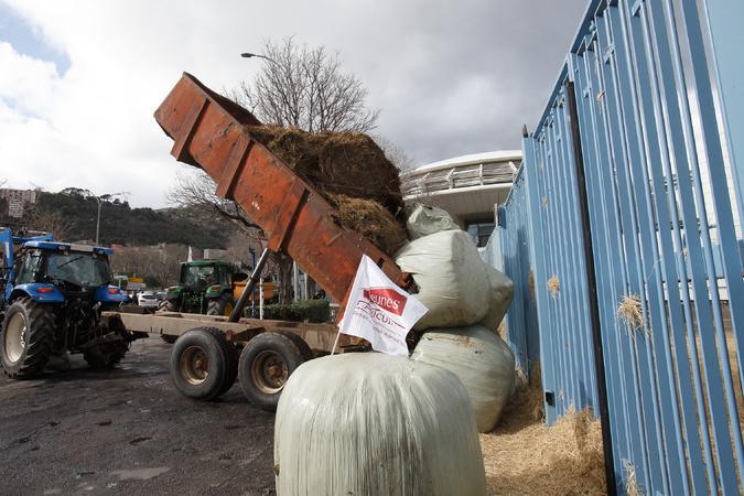 EN IMAGES - Une mobilisation agricole sous tension devant la préfecture à Bastia EN IMAGES - Une mobilisation agricole sous tension devant la préfecture à Bastia