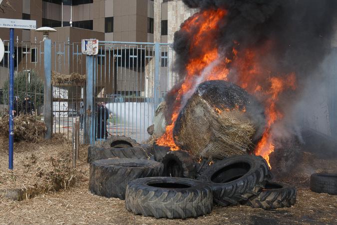 EN IMAGES - Une mobilisation agricole sous tension devant la préfecture à Bastia EN IMAGES - Une mobilisation agricole sous tension devant la préfecture à Bastia