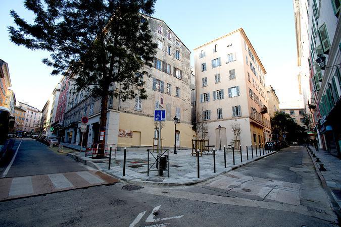 Bastia : l’ancien « Café Riche » transformé en une place végétalisée Bastia : l’ancien « Café Riche » transformé en une place végétalisée