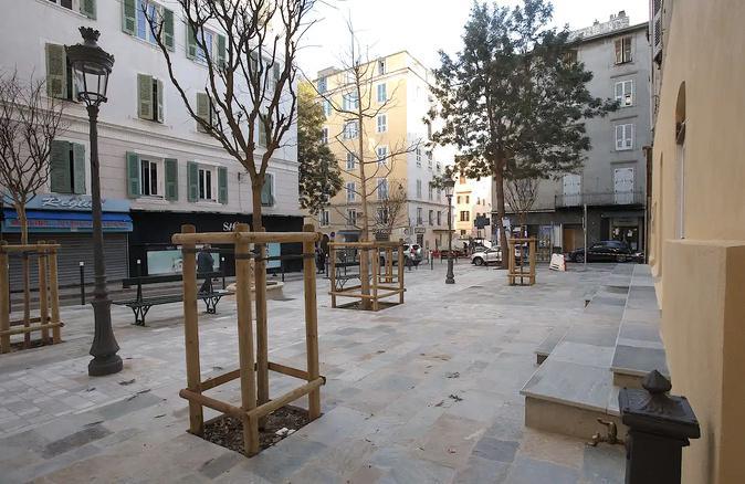 Bastia : l’ancien « Café Riche » transformé en une place végétalisée Bastia : l’ancien « Café Riche » transformé en une place végétalisée