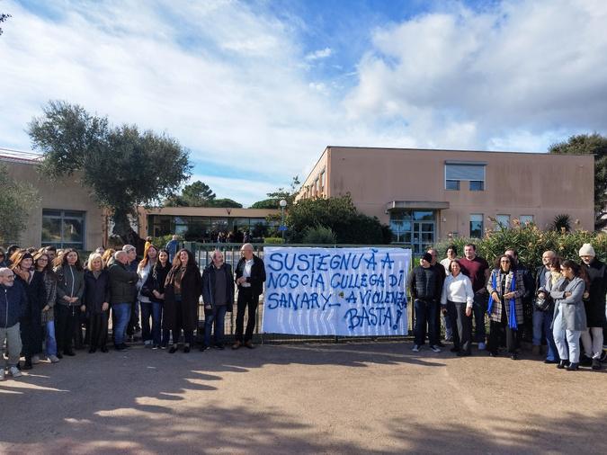 Les professeurs du lycée de Porto-Vecchio se mobilisent en soutien de l’enseignante poignardée dans le Var Les professeurs du lycée de Porto-Vecchio se mobilisent en soutien de l’enseignante poignardée dans le Var