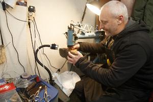 David Seddas, dernier cordonnier à Bastia : « Le métier se perd lentement mais sûrement » David Seddas, dernier cordonnier à Bastia : « Le métier se perd lentement mais sûrement »