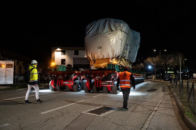 Ajaccio : Deuxième transport nocturne pour les moteurs de la future centrale du Ricanto Ajaccio : Deuxième transport nocturne pour les moteurs de la future centrale du Ricanto