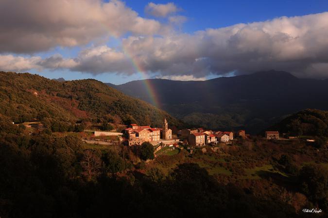 A màghjina - Mela di Tallà sottu à l'arcubalenu