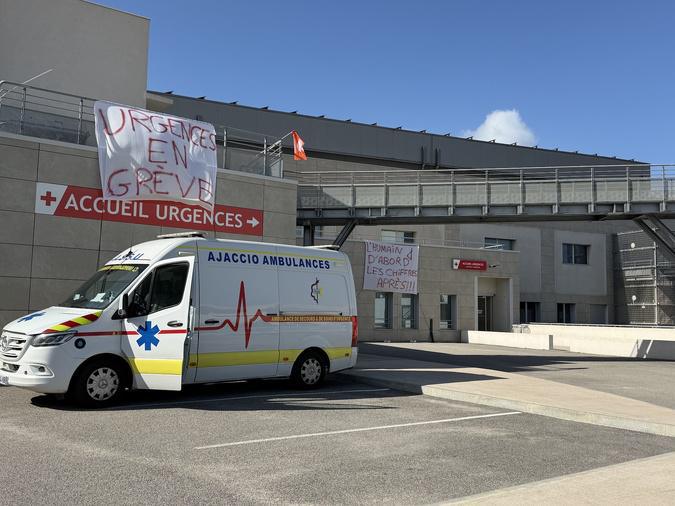 Une semaine après le début de leur mouvement, les brancardiers de l'hôpital d'Ajaccio durcissent le ton 