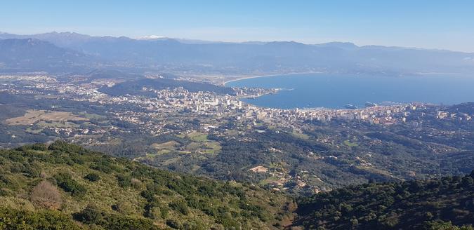 A màghjina - U Castellu di a Punta, finestra aperta nant'à Aiacciu
