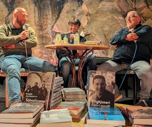 Marcu Biancarelli et Joseph Antonetti réunis pour la soirée littéraire à Portivechu Marcu Biancarelli et Joseph Antonetti réunis pour la soirée littéraire à Portivechu