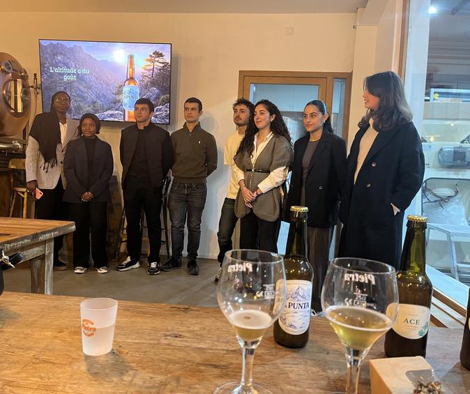 Les bières imaginées par les étudiants en génie biologique jugées par les professionnels de Pietra