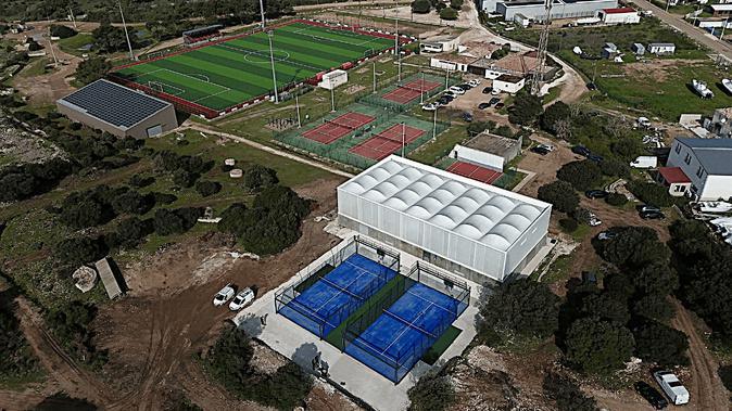 Bonifacio muscle son jeu avec deux terrains de padel à Musella Bonifacio muscle son jeu avec deux terrains de padel à Musella