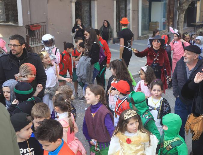 Corte : La parade carnavalesque des écoliers ! Corte : La parade carnavalesque des écoliers !