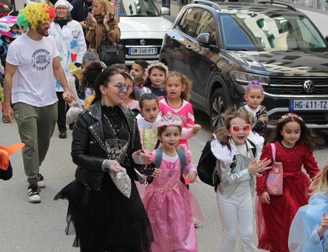 Corte : La parade carnavalesque des écoliers ! Corte : La parade carnavalesque des écoliers !