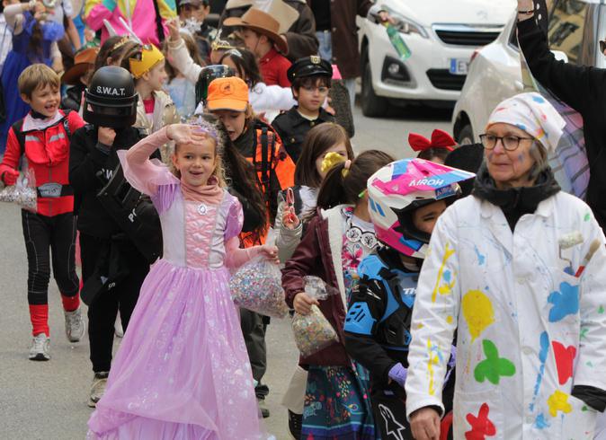 Corte : La parade carnavalesque des écoliers !